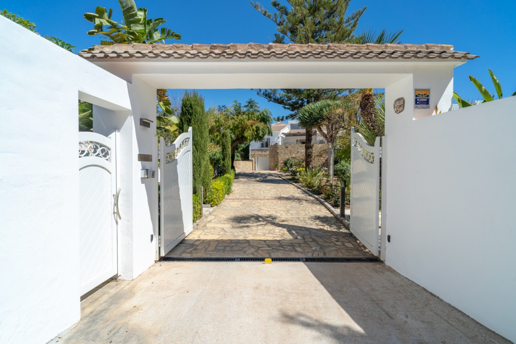The calm entryway to Casa Lavanda